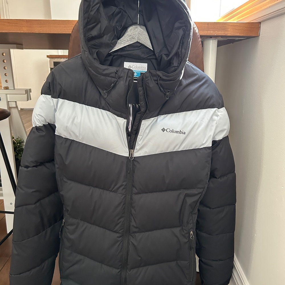 Columbia Womens Puffer Jacket in Black and Gray